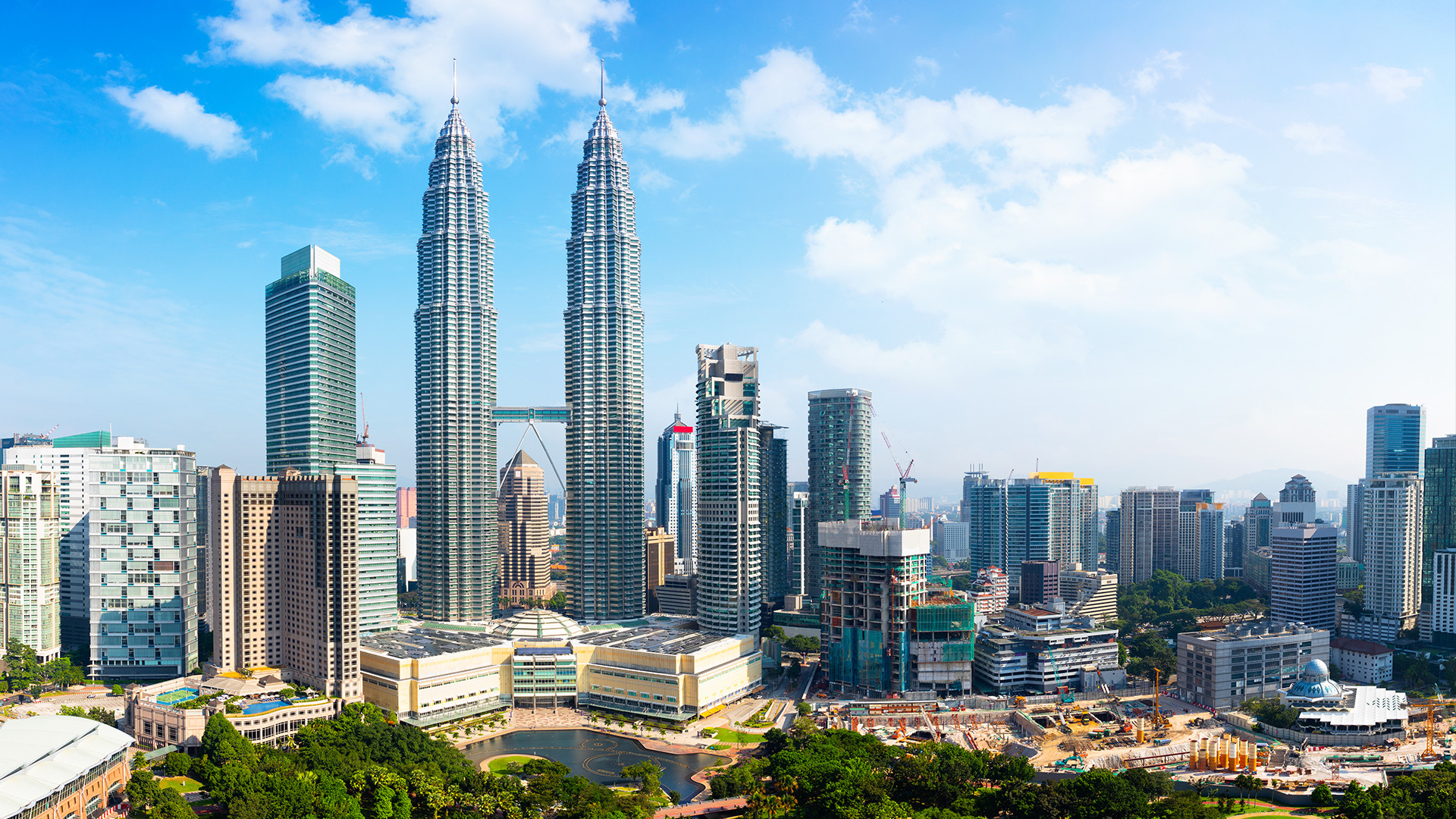 Tháp đôi Petronas – Điểm nhấn tour Singapore Malaysia dịp lễ Tháp đôi Petronas trong hành trình tour Singapore Malaysia 30/4